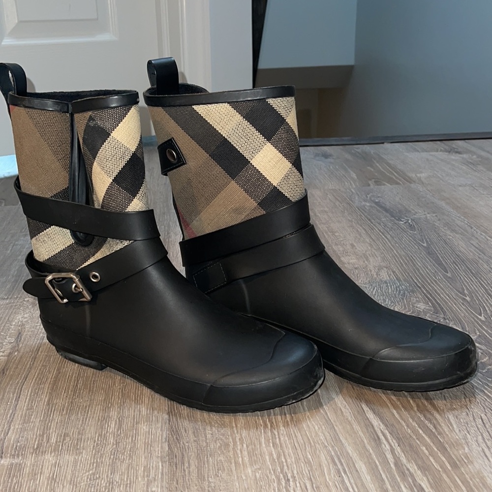 Authentic Burberry Rainboots 8.5 - Picture 2 of 11